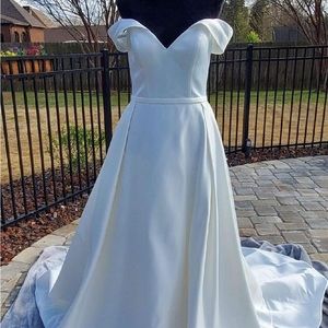 Satin wedding gown w/ pockets